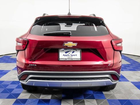 Used 2025 Chevrolet Trax LT w/ LT Convenience Package image 6