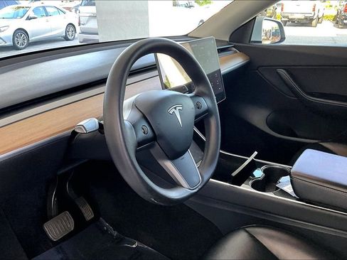 Used 2021 Tesla Model Y Long Range image 17