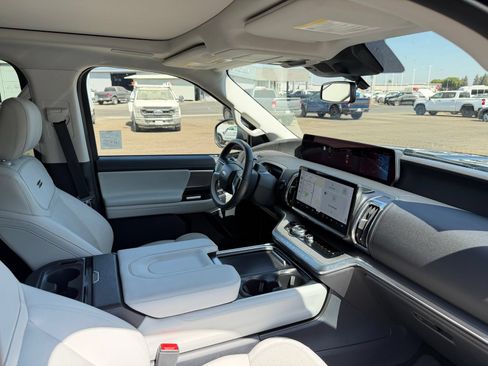 Used 2025 Ford Expedition Platinum w/ Driver's Package AWD/4WD image 19