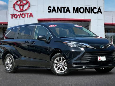 Certified 2023 Toyota Sienna LE FWD image 2