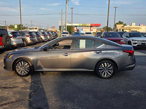 Used 2025 Nissan Altima 2.5 SV FWD image 4
