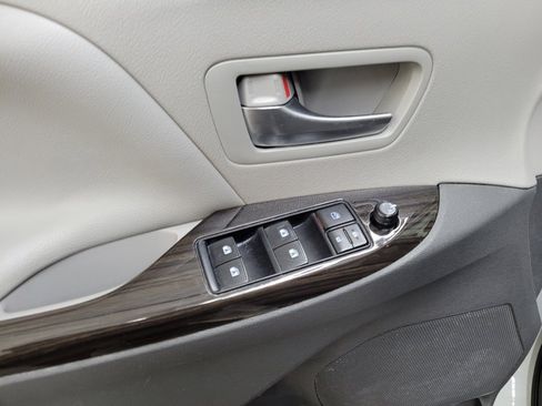 Used 2017 Toyota Sienna XLE w/ XLE Navigation Package AWD/4WD image 27