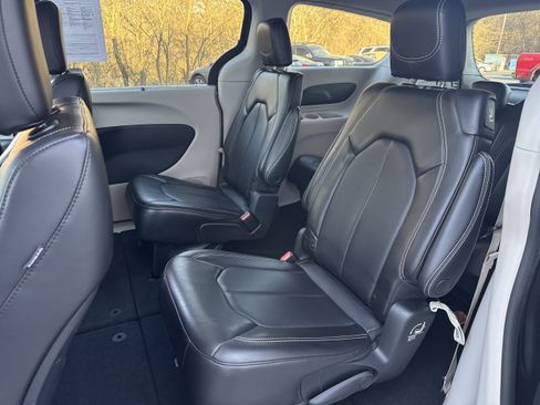 Used 2023 Chrysler Pacifica Touring-L image 9