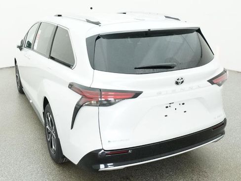 New 2026 Toyota Sienna Platinum image 2