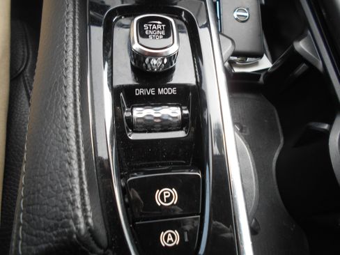 Used 2018 Volvo XC90 T6 Momentum w/ Convenience Package image 12