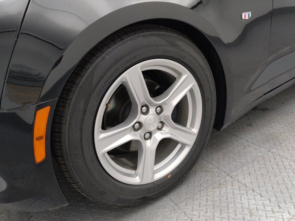 Used 2018 Chevrolet Camaro LT RWD image 31