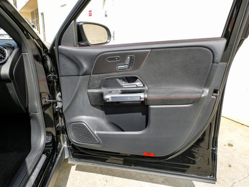 Used 2024 Mercedes-Benz GLB 250 image 41