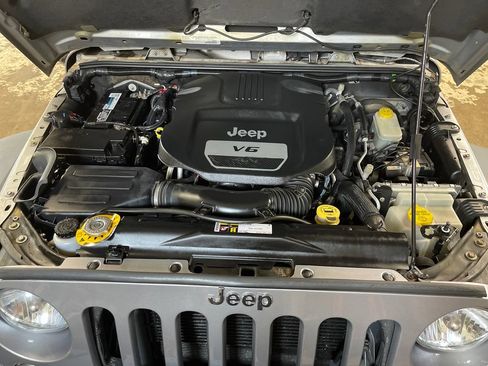 Used 2015 Jeep Wrangler Unlimited Rubicon w/ Dual Top Group AWD/4WD image 10