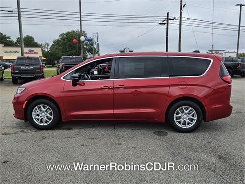 New 2026 Chrysler Pacifica Select image 4