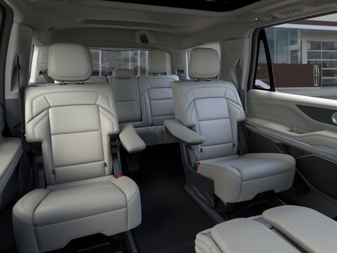 New 2026 Lincoln Navigator Reserve AWD/4WD image 11