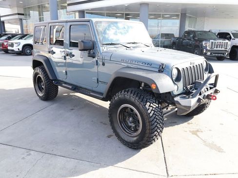 Used 2015 Jeep Wrangler Unlimited Rubicon w/ Connectivity Group AWD/4WD image 8