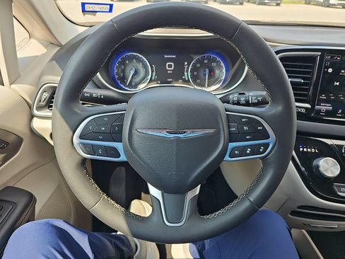 Used 2023 Chrysler Pacifica Touring-L FWD image 8