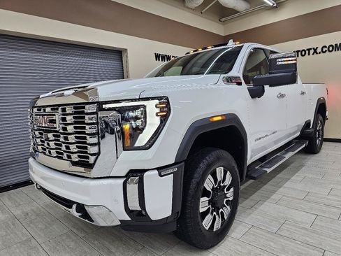 Used 2024 GMC Sierra 2500 Denali w/ Technology Package AWD/4WD image 2