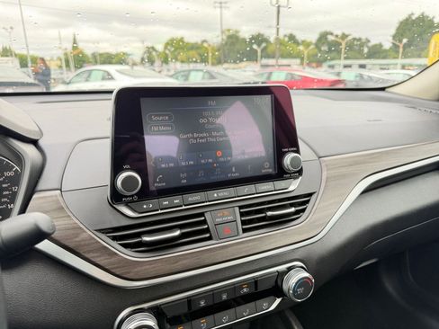 Used 2025 Nissan Altima 2.5 SV FWD image 20
