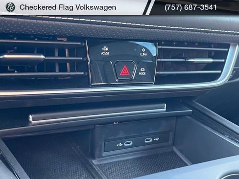 Used 2024 Volkswagen Atlas Cross Sport SE image 42