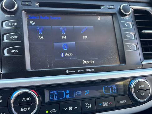 Used 2019 Toyota Highlander Plus AWD/4WD image 38