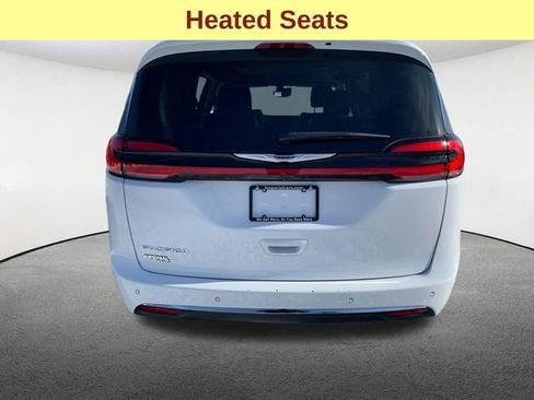 Used 2024 Chrysler Pacifica Touring-L image 12