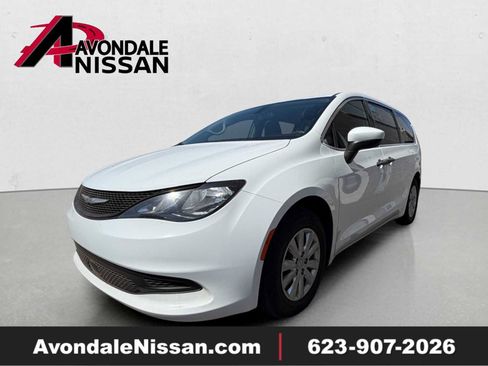Used 2021 Chrysler Voyager L FWD image 1