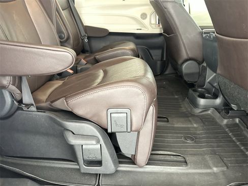 Used 2023 Toyota Sienna Platinum image 34