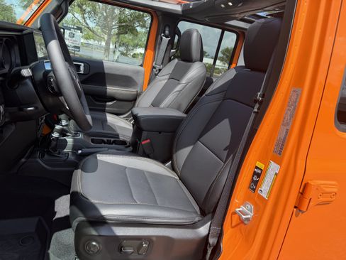 Used 2025 Jeep Wrangler Unlimited Sahara AWD/4WD image 17