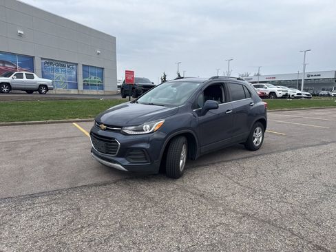 Used 2019 Chevrolet Trax LT w/ LT Convenience Package image 12