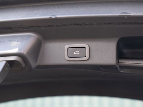 Used 2017 Jaguar F-PACE Premium image 17