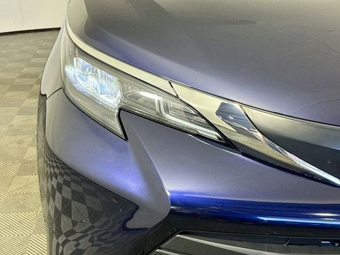 Used 2025 Toyota Sienna XLE AWD/4WD image 3