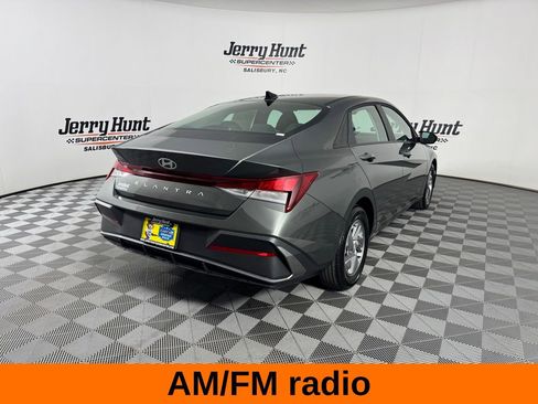 Used 2025 Hyundai Elantra SE FWD image 7