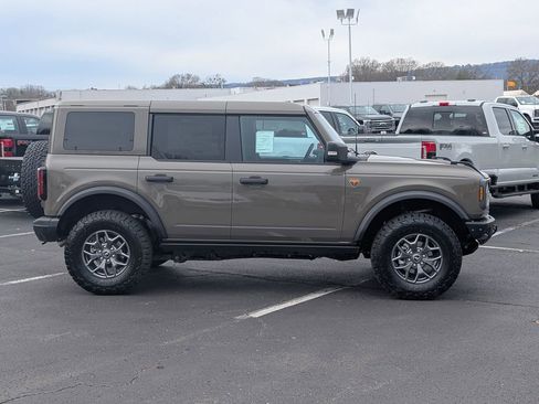 New 2025 Ford Bronco Badlands image 3