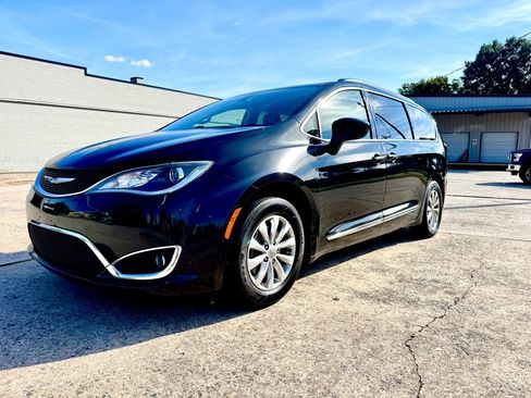 Used 2019 Chrysler Pacifica Touring-L FWD image 1