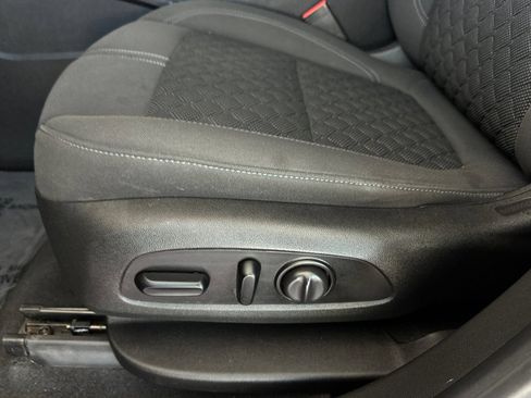Used 2019 Chevrolet Blazer LT FWD image 13