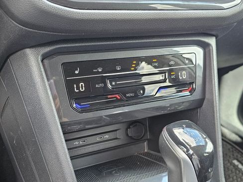 Used 2022 Volkswagen Tiguan SE AWD/4WD image 32