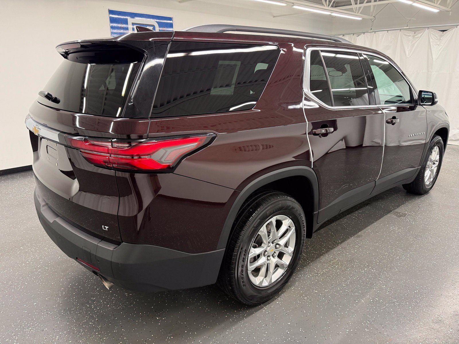 Used 2023 Chevrolet Traverse LT FWD image 2