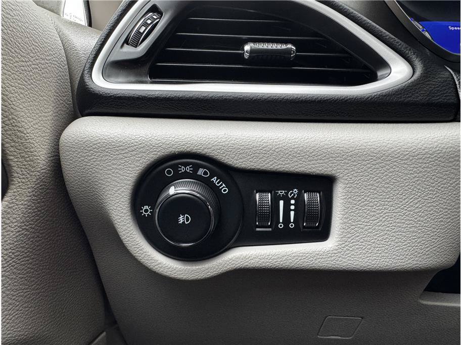 Used 2024 Chrysler Pacifica Touring-L FWD image 27