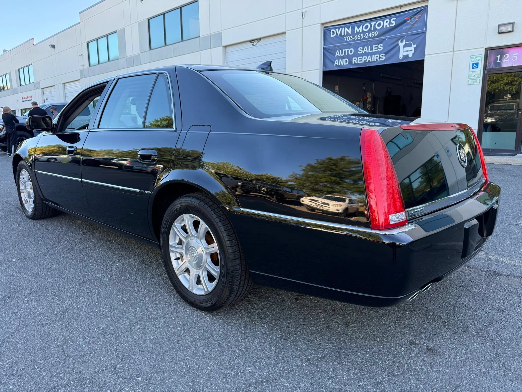 Used 2011 Cadillac DTS FWD image 9