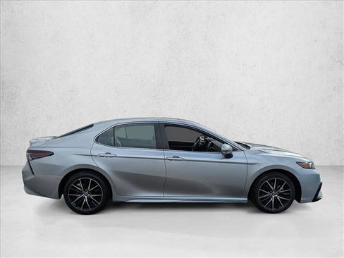 Used 2023 Toyota Camry SE image 4