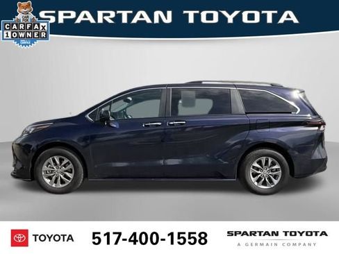 Used 2025 Toyota Sienna XLE FWD image 2