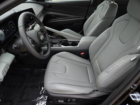 Certified 2025 Hyundai Elantra Limited image 13