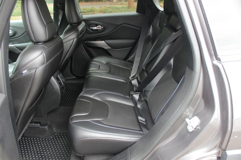 Used 2019 Jeep Cherokee Latitude Plus w/ Cold Weather Group AWD/4WD image 13