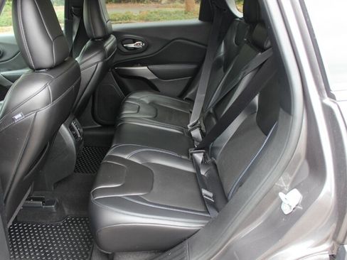Used 2019 Jeep Cherokee Latitude Plus w/ Cold Weather Group AWD/4WD image 13