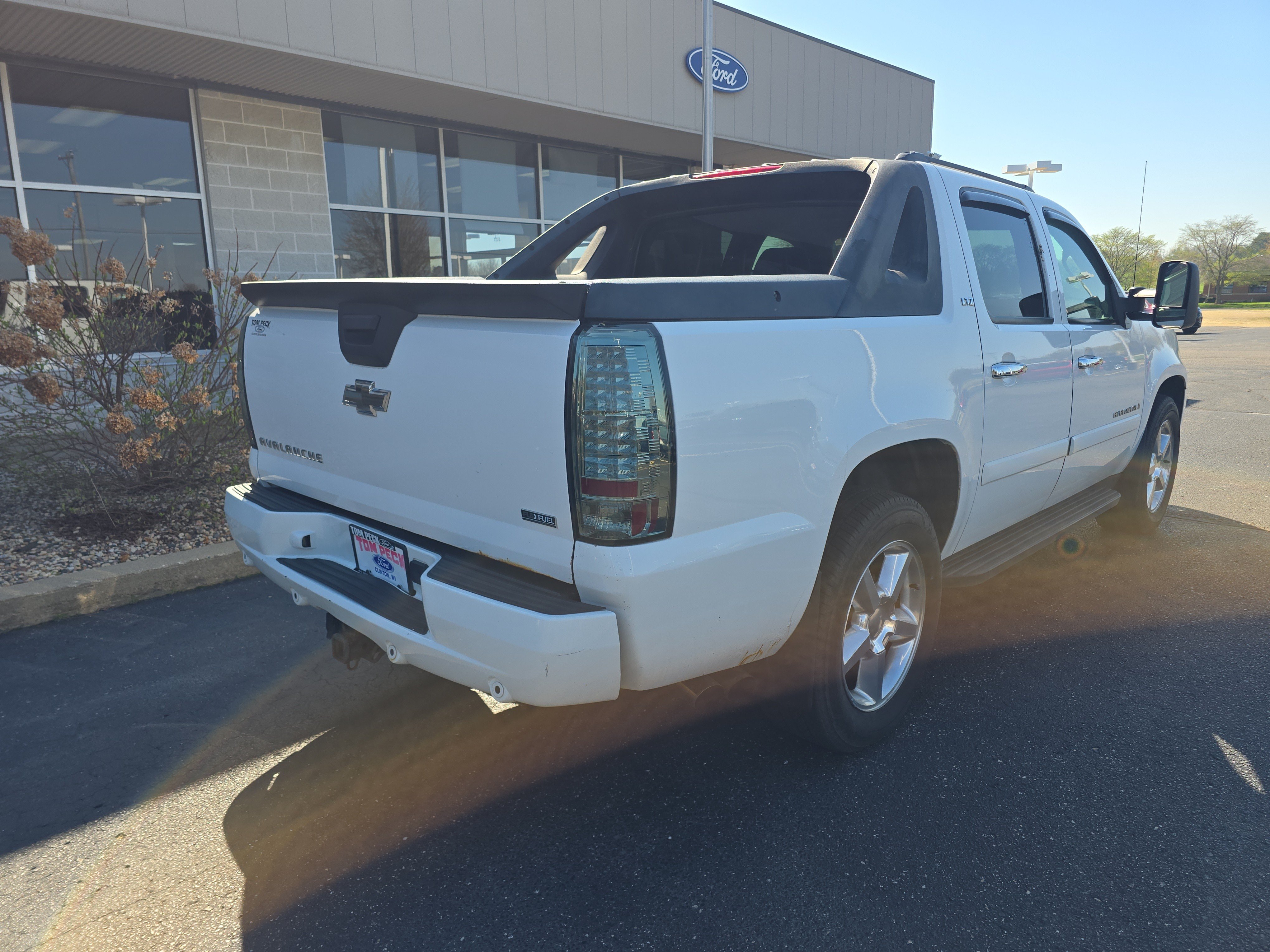 Used 2009 Chevrolet Avalanche LT AWD/4WD image 2