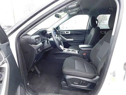 Used 2023 Ford Explorer XLT AWD/4WD image 16