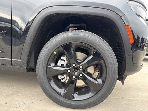 New 2025 Jeep Grand Cherokee L Limited w/ Luxury Tech Group II AWD/4WD image 3
