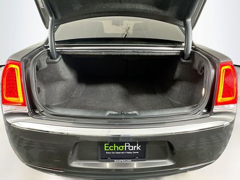 Used 2018 Chrysler 300 Touring L image 27