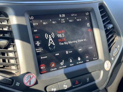 Used 2023 Jeep Cherokee Altitude Lux image 14