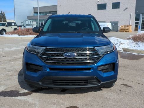 Used 2023 Ford Explorer XLT image 3
