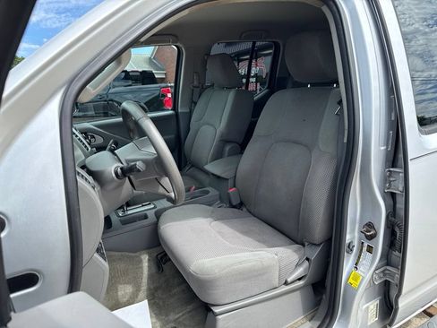 Used 2014 Nissan Frontier SV w/ SV Value Truck Package AWD/4WD image 2