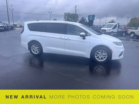 Used 2023 Chrysler Pacifica Touring-L FWD image 5