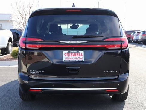 Used 2024 Chrysler Pacifica Limited image 5