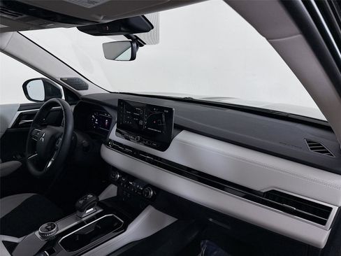 Used 2025 Mitsubishi Outlander SE image 28